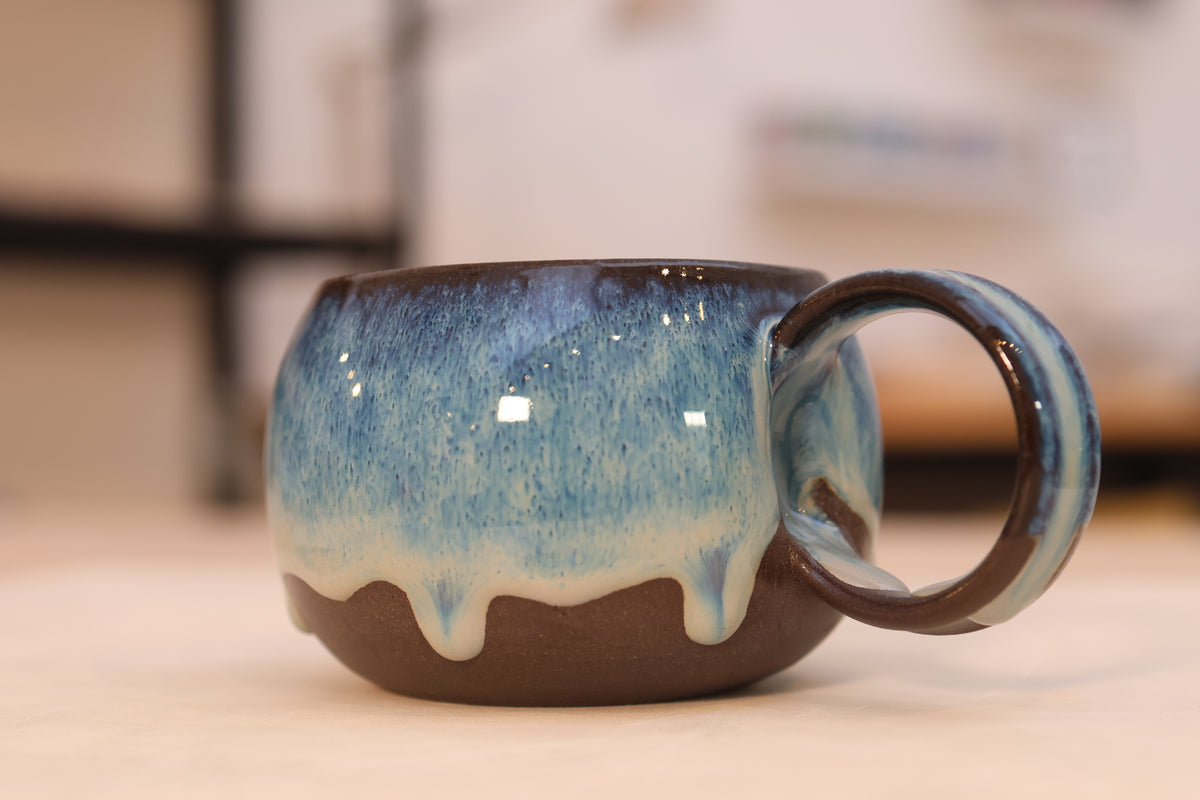 Special Mug „Vanda“ – handgefertigte Keramiktasse, spülmaschinen-, mikrowellen- und backofengeeignet
