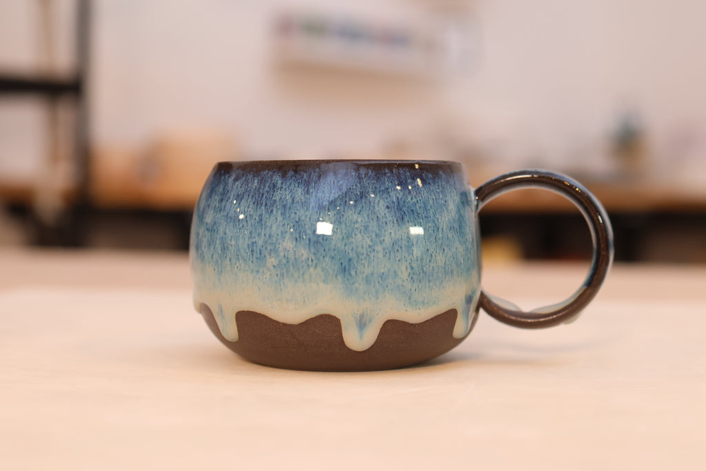 Special Mug „Vanda“ – individuell glasierte, handgemachte Keramik mit 350 ml Fassungsvermögen