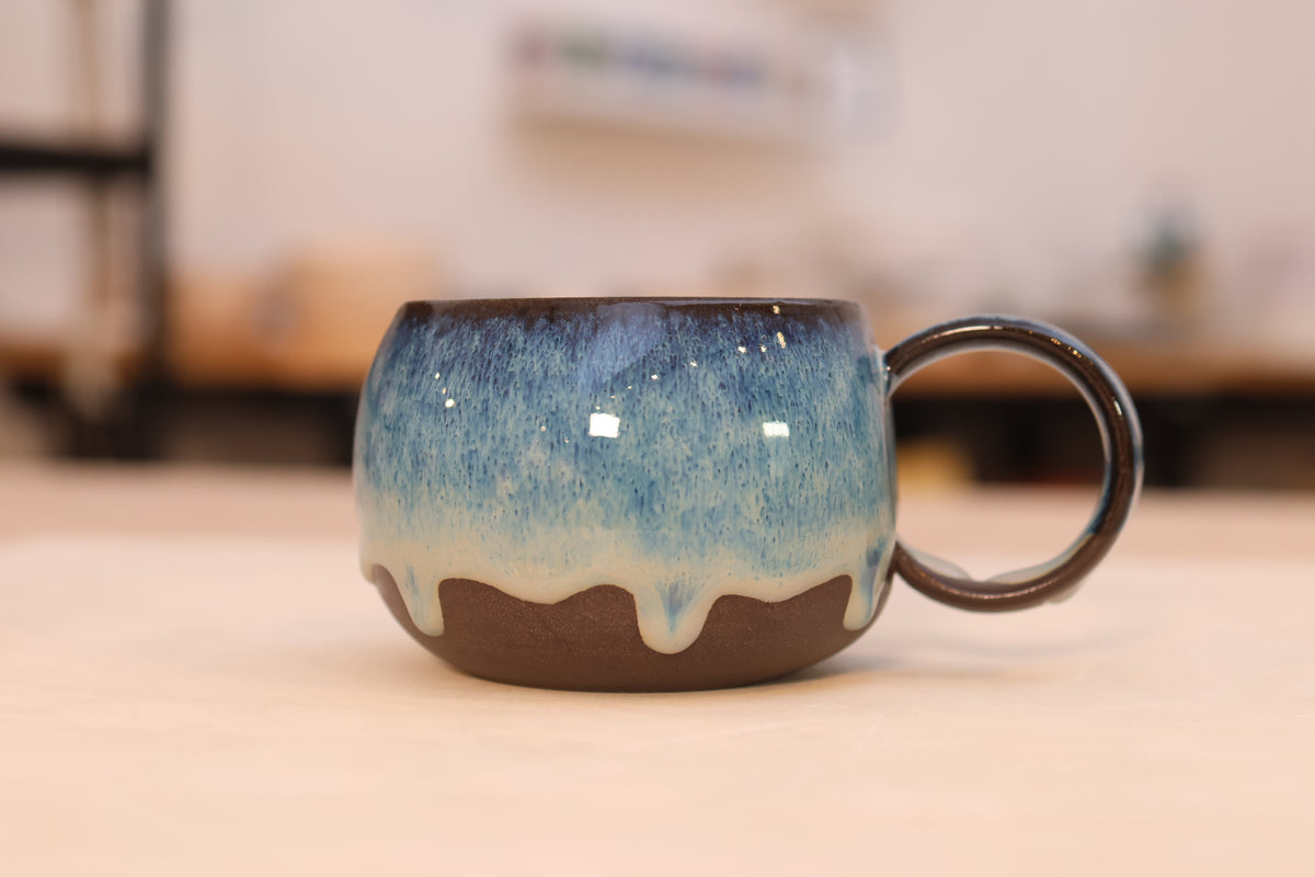 Special Mug „Vanda“ – individuell glasierte, handgemachte Keramik mit 350 ml Fassungsvermögen