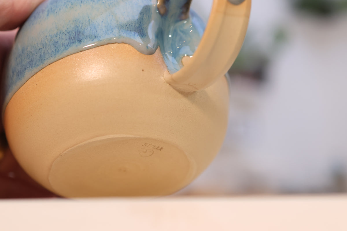 Special Mug „Vanda“ – Limited-Edition-Tasse mit rundem Henkel, handgefertigt aus Steinzeugton